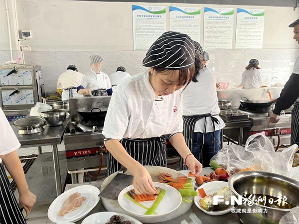 Fujian Cuisine Masters Explaining and Showing Cooking Skills at the Fuzhou Home Service Training Session
