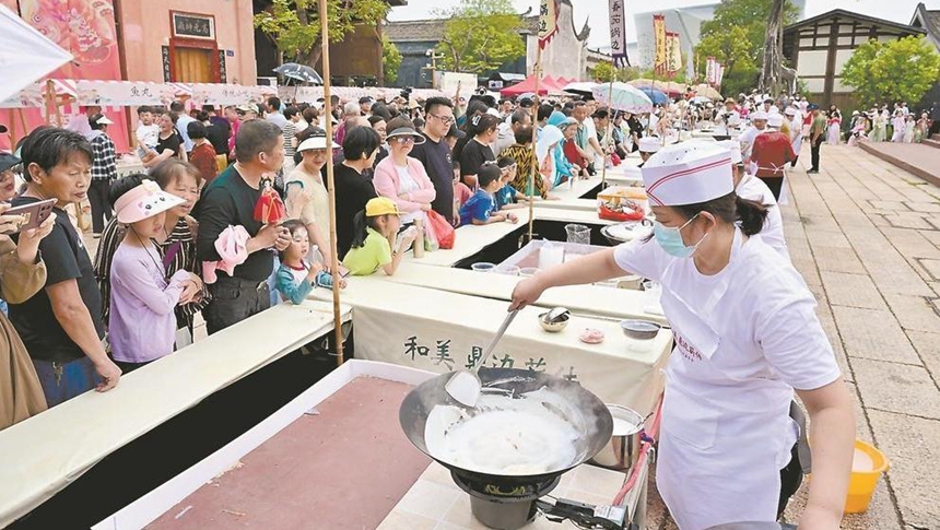 央视聚焦闽都文化：立夏“做夏”吃锅边，福州古村热气蒸腾迎客来