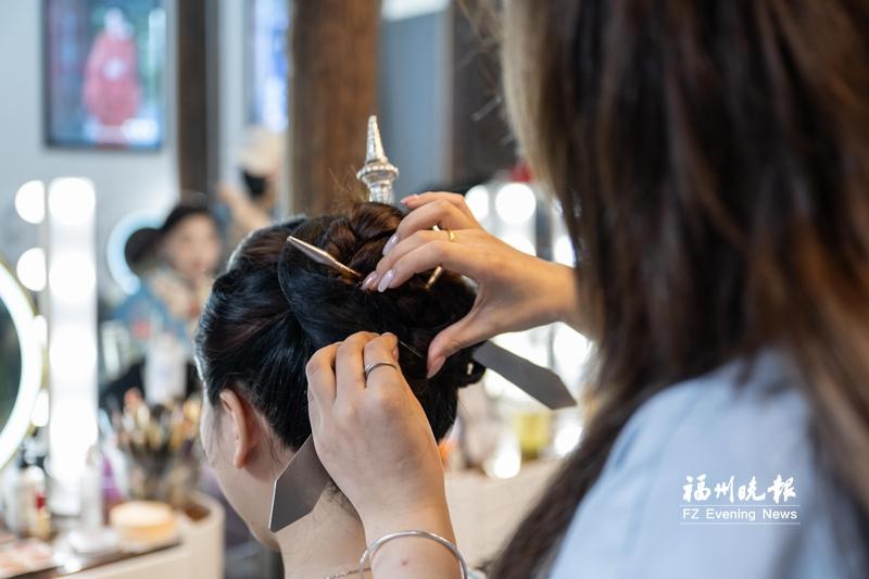 “Three Hairpins” Goes Viral Nationwide “Three Hairpins” Goes Viral Nationwide